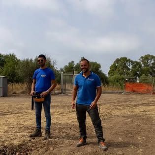 Davide Puccio e un collaboratore sul terreno di cantiere