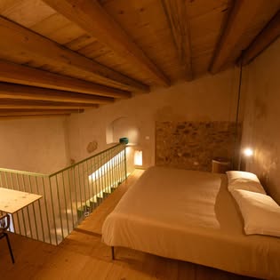 Interno ristrutturato con legno e pietra