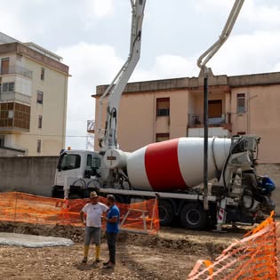 Cantiere durante il getto del calcestruzzo