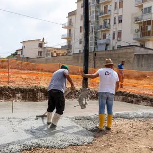 Operai durante il getto